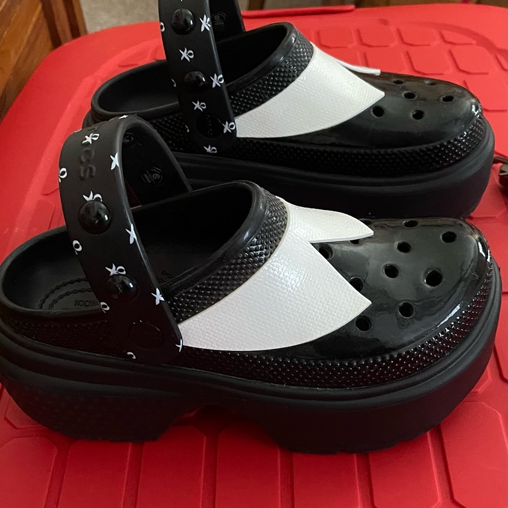 Wednesday Addams CROCS - Picture 4 of 7